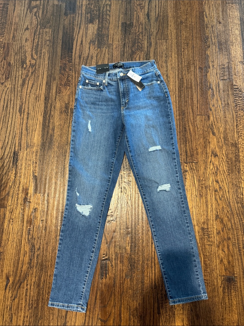 Low-Rise Curvy Girlfriend Jeans in Blue